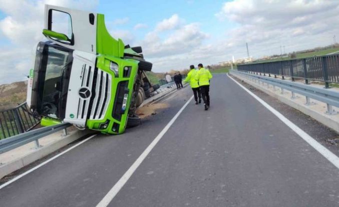 Kırklareli’de yem yüklü tır köprüde devrildi