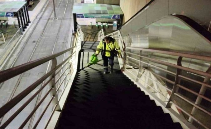 Kocaeli’de üst geçitlerdeki buzlanmaya özel solüsyonla müdahale ediliyor