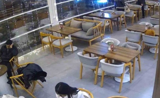 Kontrolden çıkan otomobil kafeteryaya girdi: Saniyelerle kurtuldular