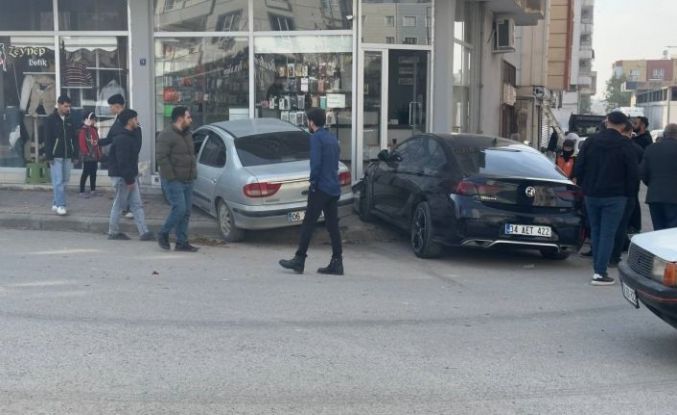Kontrolden çıkan otomobiller işyeri girişine çarparak durabildi