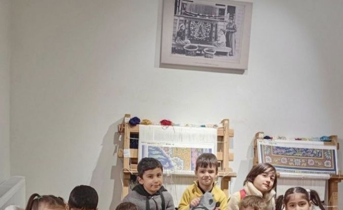 Körfez’de ilkokul öğrencileri Hereke halısının yapım aşamalarını inceledi
