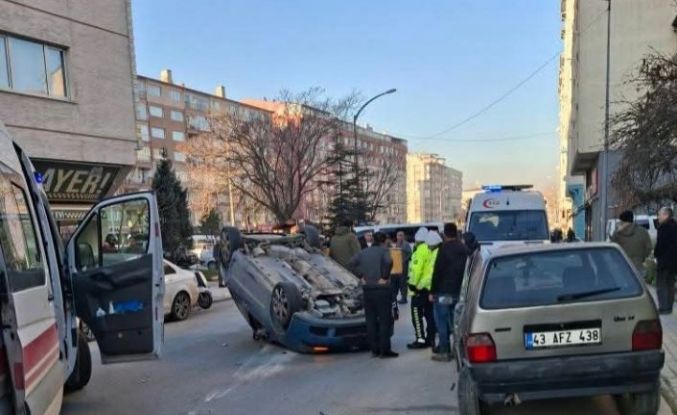 Kütahya’da park halindeki araçlara çarpan otomobil takla attı: 2 yaralı