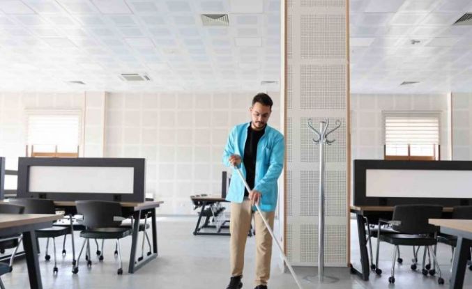 Kütüphanede memur, amfide tıp öğrencisi