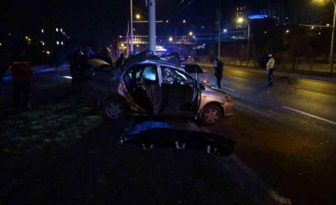 Malatya’da kontrolden çıkan araç trambüs direğine çarptı: 1 ölü 1 ağır yaralı