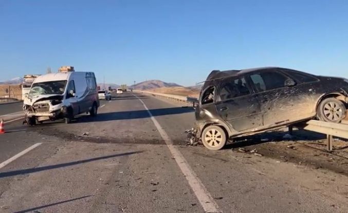 Malatya’da minibüs ile otomobil çarpıştı: 1’i ağır 3 yaralı
