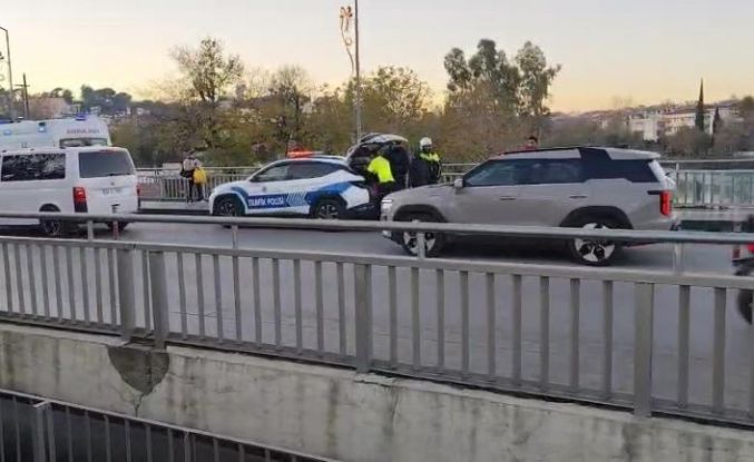 Manavgat Köprüsü’nde devrilerek otomobile çarpan motosikletli yaralandı