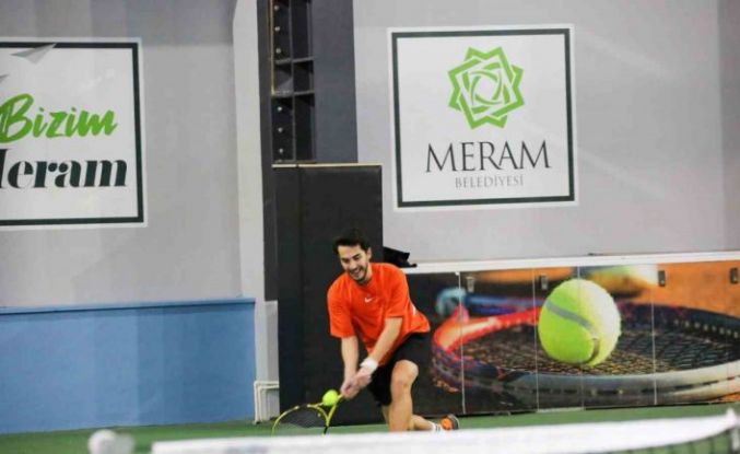 Meram’da aileler kortta buluşuyor