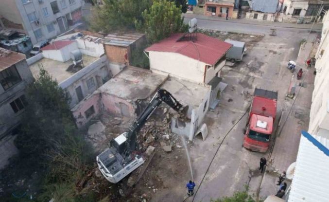 Mersin’de ağır hasarlı bina kontrollü şekilde yıkıldı
