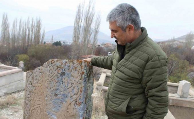 Mezarlıktaki esrarengiz taş