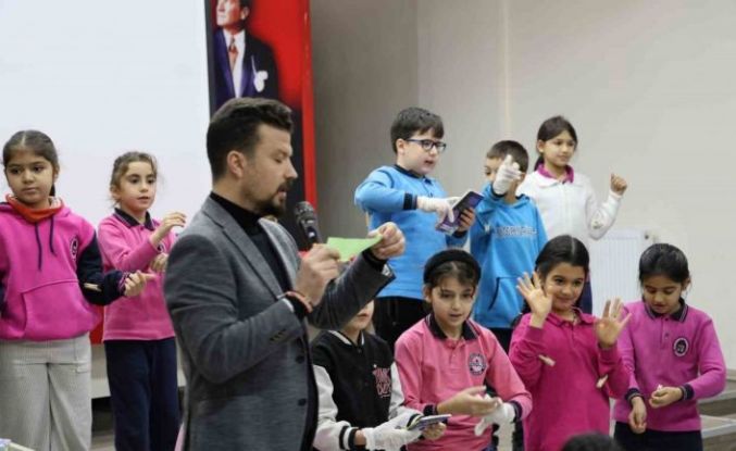 Mezun olduğu okulda teknoloji bağımlılığından kurtulma yollarını oyunla anlattı