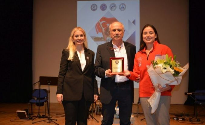 Milli yüzücü Bengisu, Ege Üniversitesinde başarı hikayesini anlattı
