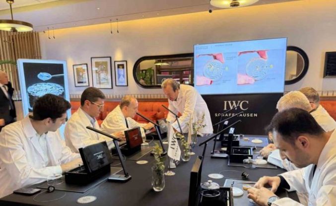 Milyonluk İsviçre saatlerini parçalayıp topladılar