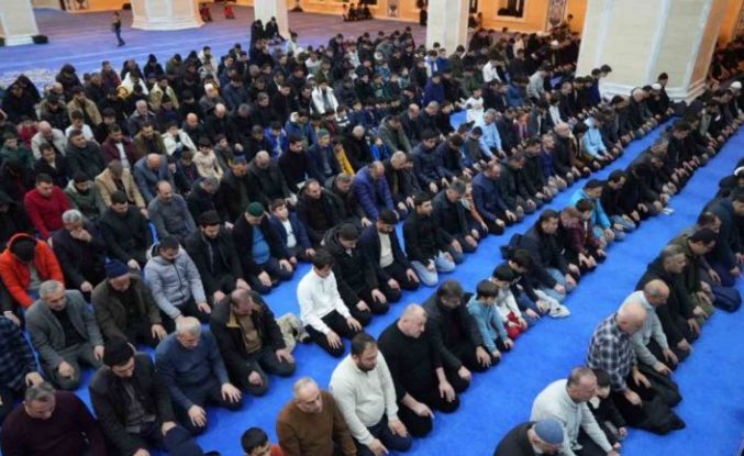 Muş’ta Regaip Kandili’nde vatandaşlar camilere akın etti