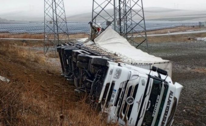 Muş’ta tır şarampole yuvarlandı