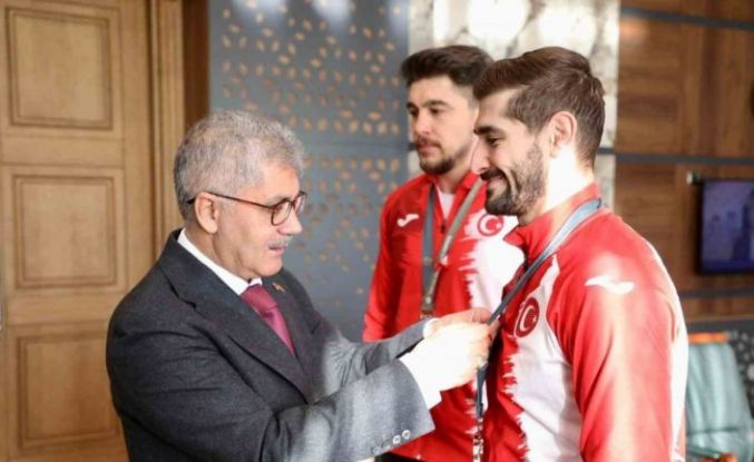 Niğdeli milli güreşçilerden Vali Çelik’e ziyaret