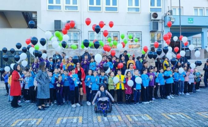 Öğrenciler Gazzeli çocuklar için balonları gökyüzüne bıraktı