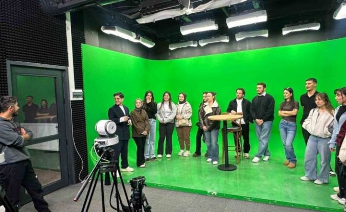 Öğrenciler program yapımını stüdyoda deneyimliyor