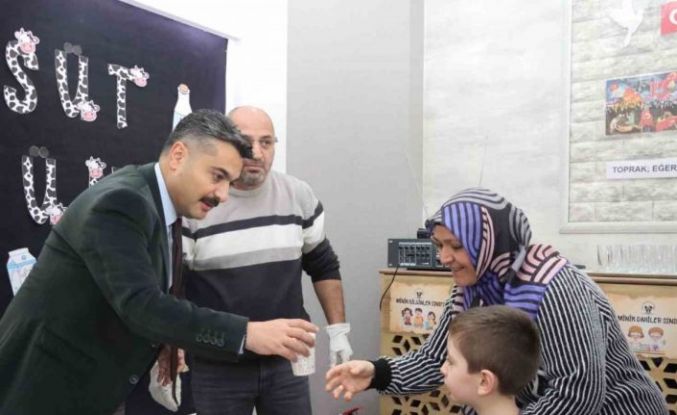 Öğrencilere süt ve simit ikramı