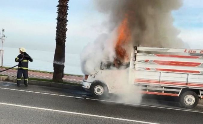 Ordu’da seyir halindeki kamyonet yandı
