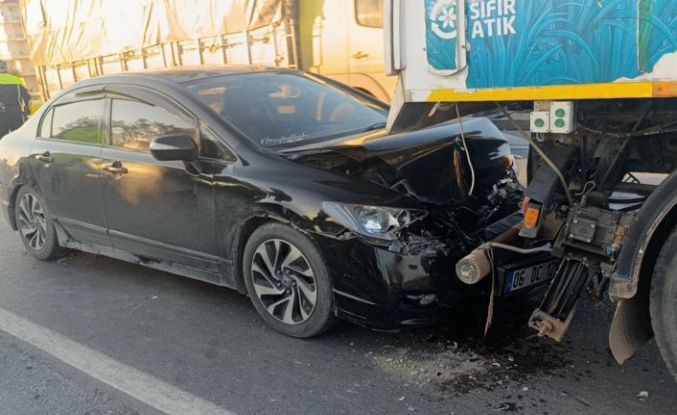 Otomobil yol süpürme aracıyla çarpıştı