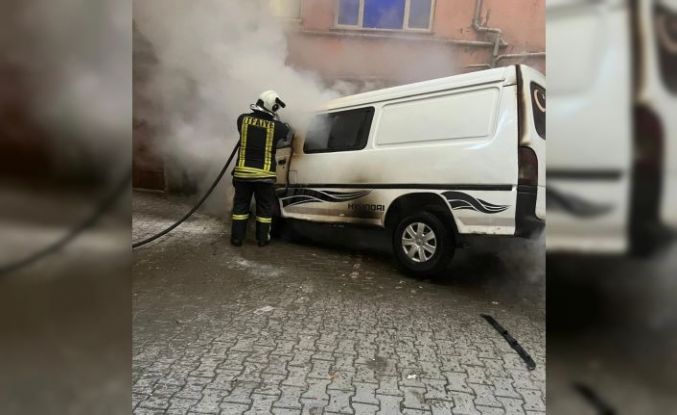 Park halindeki minibüs çıkan yangında kullanılamaz hale geldi