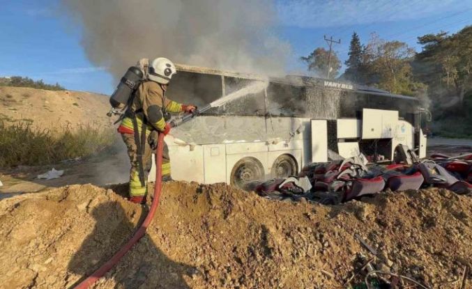 Park halindeki yolcu otobüsü alevlere teslim oldu
