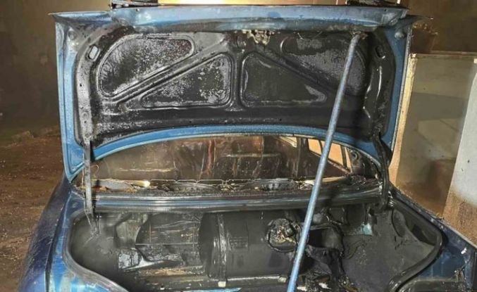 Park halindeyken yanan otomobil kullanılamaz hale geldi