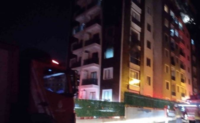 Pendik’te bir binanın 3’üncü katı alevlere teslim oldu