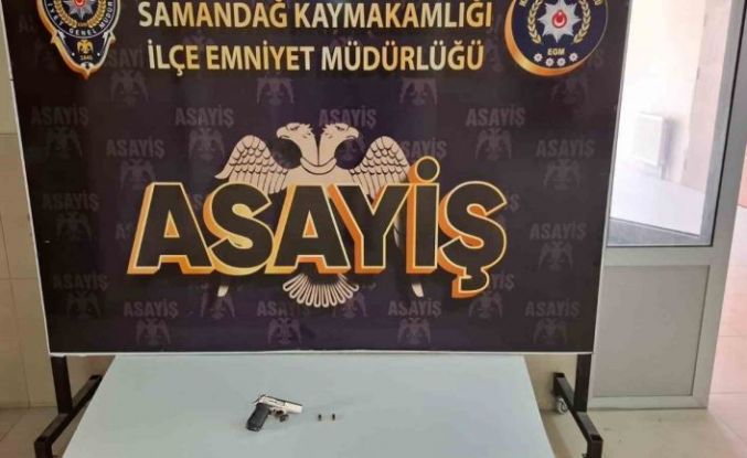 Polis silahla çevreye korku salan şahsı 100 kamerayı inceleyerek yakaladı
