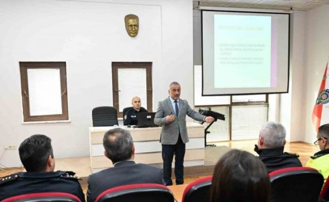 Polislere etkili iletişimde protokol ve nezaket