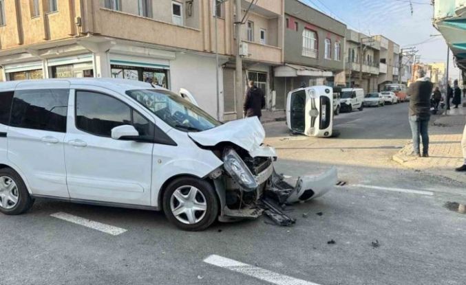 Şanlıurfa’da iki ticari araç çarpıştı, biri ters döndü