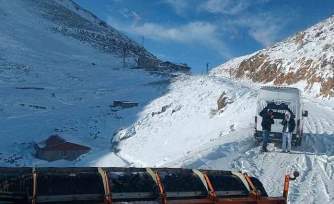 Şırnak’ta karda mahsur kalan 12 kişi 3 saatlik çalışmayla kurtarıldı