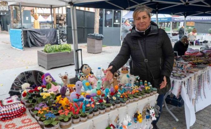 Soğuk havayı el emeği çiçekleriyle ısıtıyor