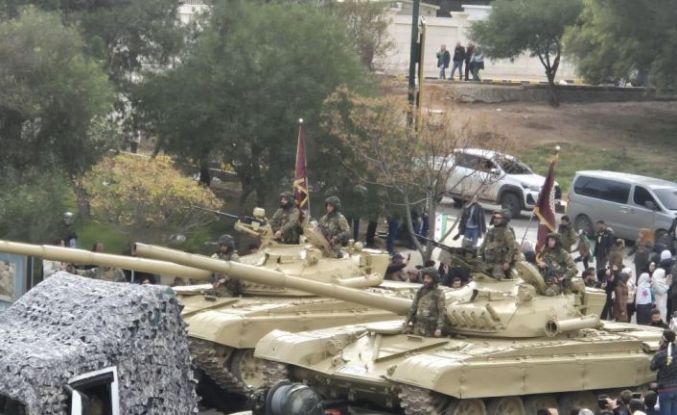 Suriye’de Esad’ın devrilmesinin yıl dönümünde yeni ordudan askeri geçit töreni