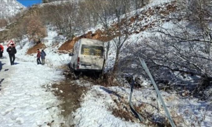 Taraftarları taşıyan minibüs şarampole kaydı