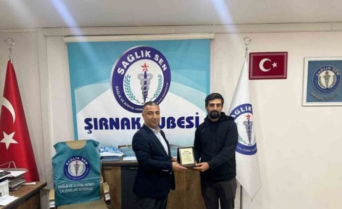 Tayini çıkan Sağlık-Sen temsilcisi plaketle uğurlandı