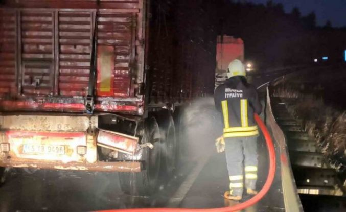 Tomruk yüklü TIR’da çıkan yangın büyümeden söndürüldü