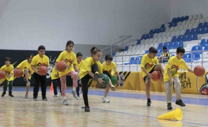 Ücretsiz Basketbol Kursları çocuklara hem spor hem gelecek sunuyor