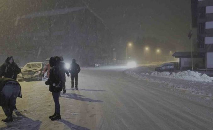 Uludağ’da yoğun kar var...Ekipler yolların kapanmaması için aralıksız çalışıyor