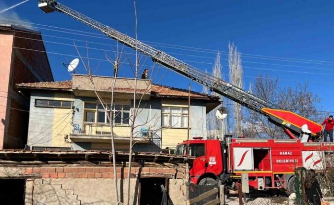 Uşak’ta evin çatısında çıkan yangın paniğe neden oldu