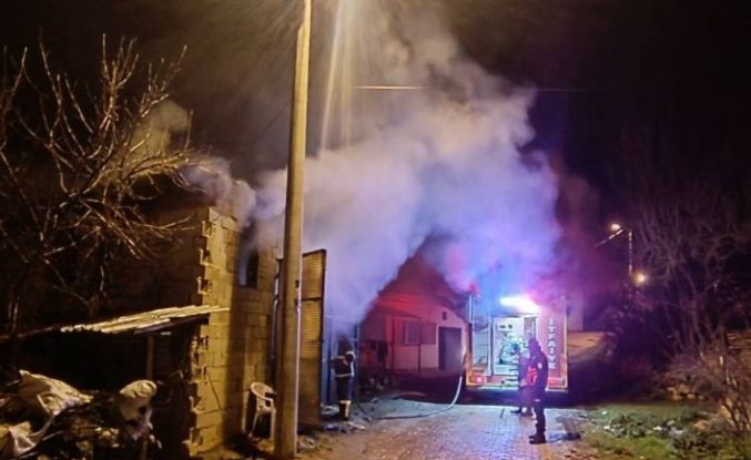 Uşak’ta samanlıkta çıkan yangında 5 koyun telef oldu