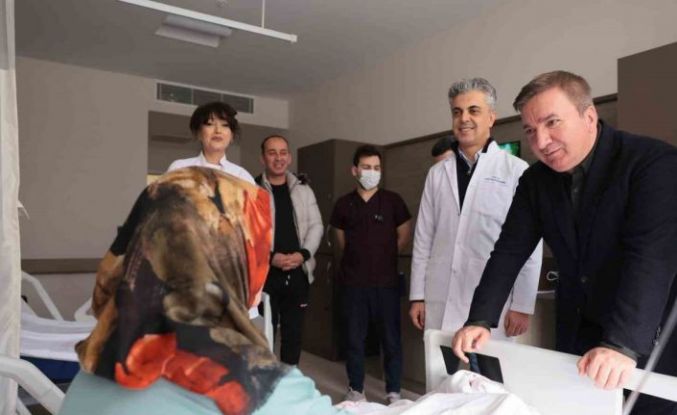 Vali Aydoğdu hastanede tedavi gören hastaları ziyaret etti