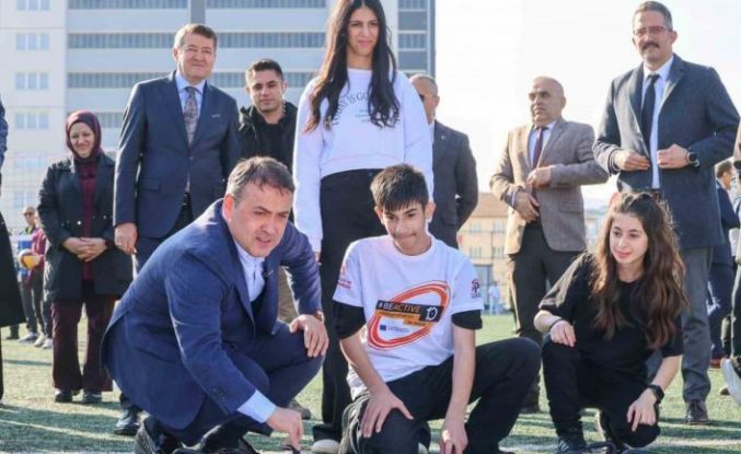 Vali Sözer, özel çocuklarla oyun oynadı