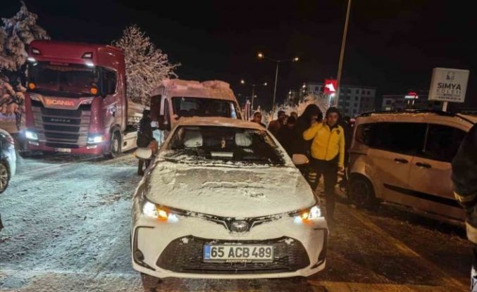 Van’da 4 aracın karıştığı kazada 4 kişi yaralandı