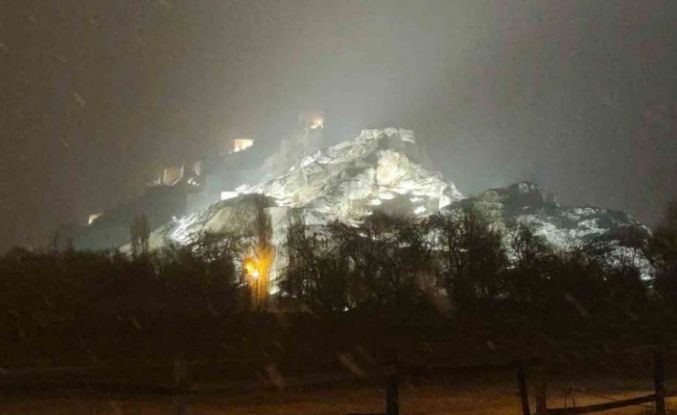 Van’da beklenen kar geldi: Kent merkezi beyaza büründü