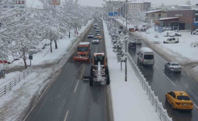 Van’da kar yağışı hayatı olumsuz etkiliyor