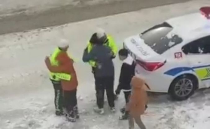 Van’da yürekleri ısıtan görüntüler: Trafik polisleri çocuklarla kartopu oynadı