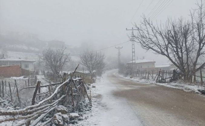 Vezirköprü’de mevsimin ilk kar yağışı