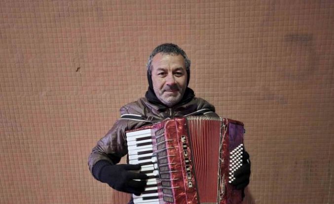 Yağmur, soğuk demeden enstrümanını çalıyor