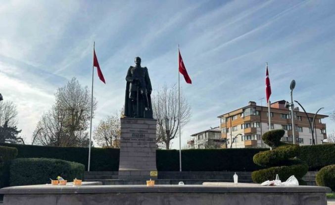 Yediler içtiler, sokakta çöplerini bıraktılar